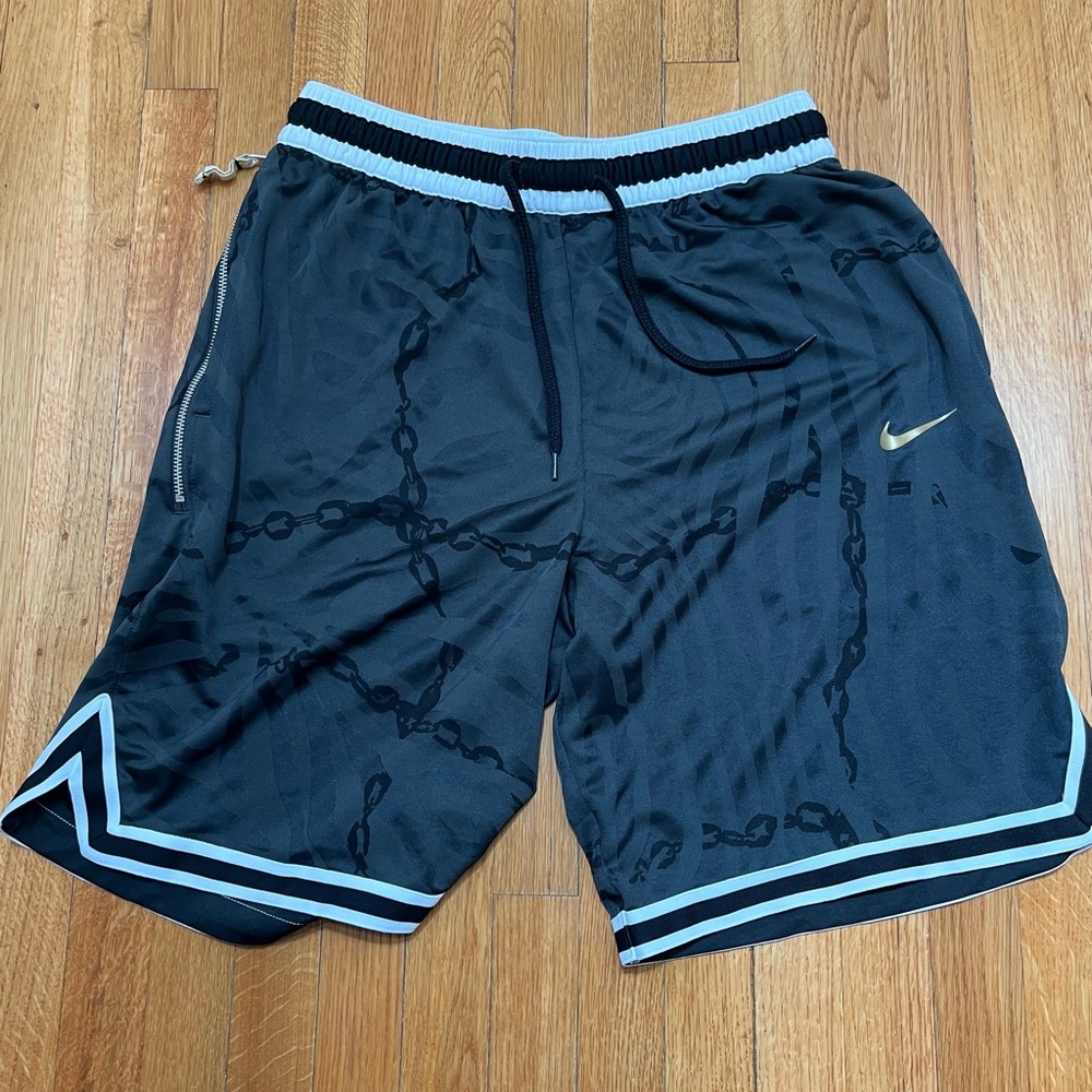 Men’s Dri-Fit Medium basketball shorts